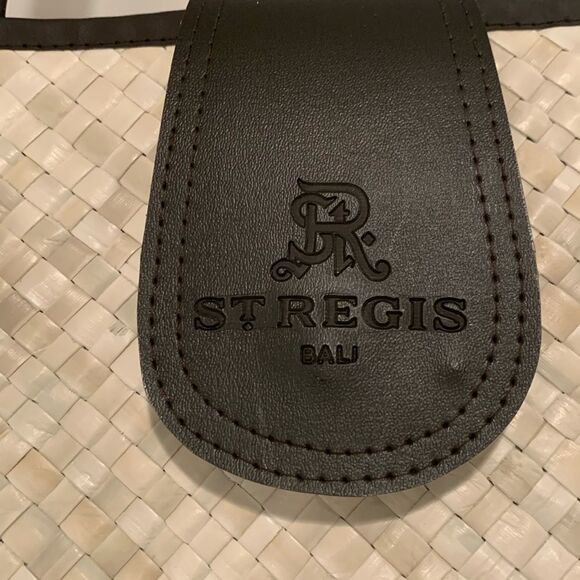 St. Regis Bali Large Lightweight Beach Tote – Handwoven Straw Resort Bag - Picture 4 of 8